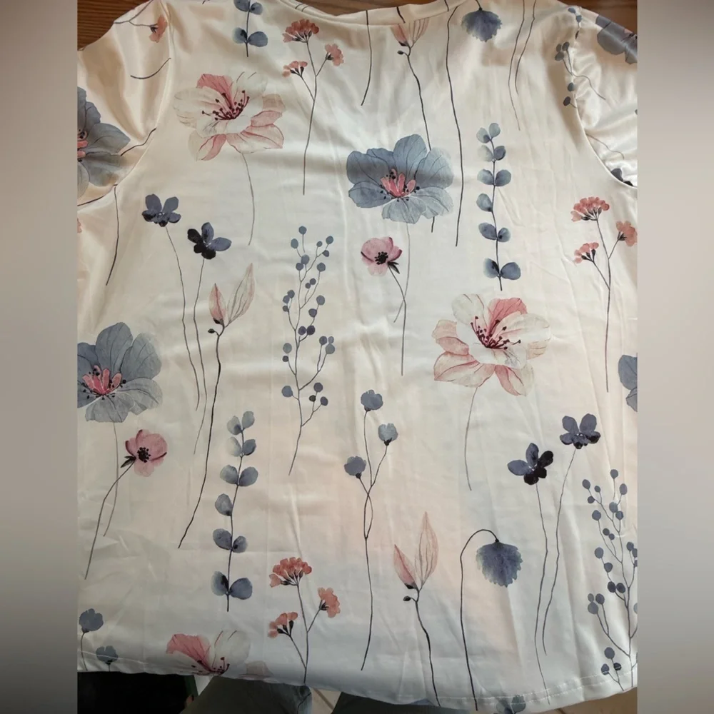NWOT Beautiful Feminine Floral VNeck Short Sleeve Top gray blues, pinks & white